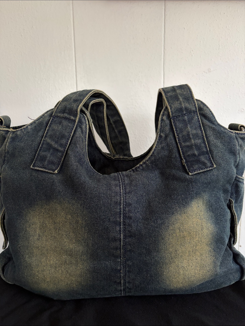 Shoulder/crossbody bag. Distressed denim w/2 zipped front pockets. - Picture 4 of 7
